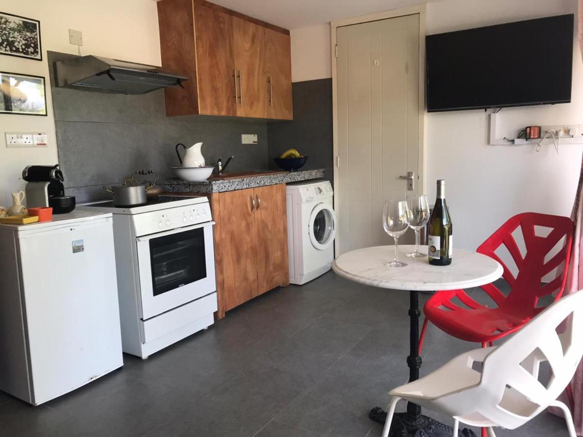 Sweet N' Boujee Studio Apartment With Varenda Paphos Bagian luar foto